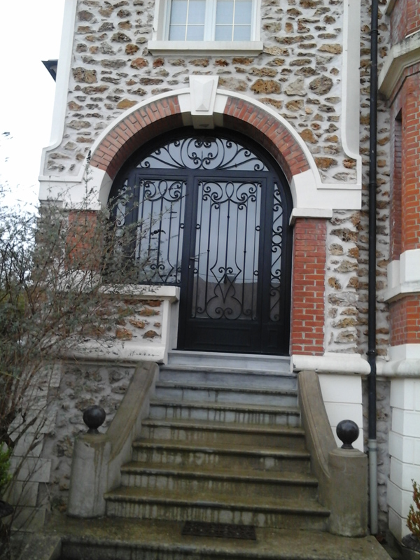 Porte en fer forgé